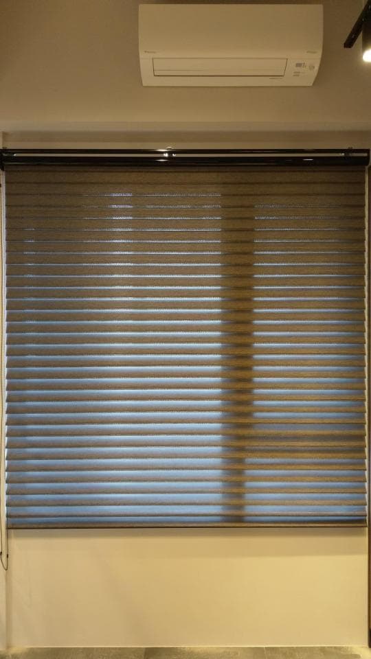 1) 這是一張照片,顯示一扇裝有百葉窗的窗戶