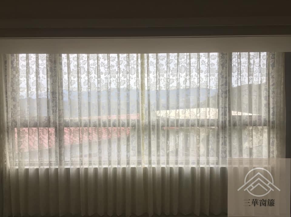 1) 照片顯示一扇窗戶,窗戶上有白色的窗簾,窗簾是半透明的,可以看到窗戶外的景物