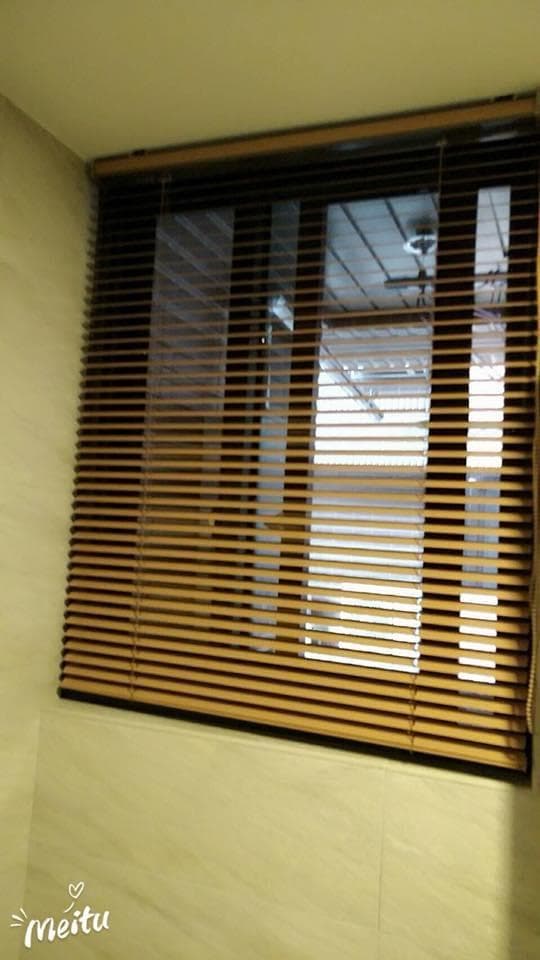 1) 照片顯示一個帶有百葉窗的窗户,百葉窗是木製的,而且是半開的,可以看見窗戶外面