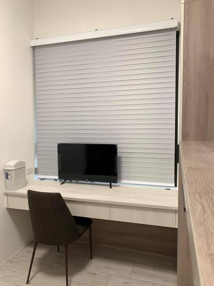 1) 照片顯示一個帶有百葉窗的房間,房間的窗戶上裝有百葉窗