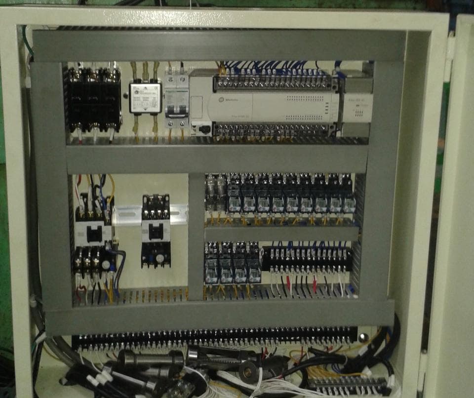 1) 照片中是一個金屬控制面板,面板上裝有許多電路,電路板,和電線