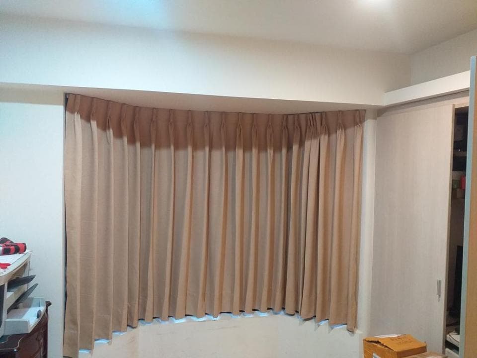 1) 照片中顯示了一個房間的窗戶,窗戶上裝了米色的窗簾