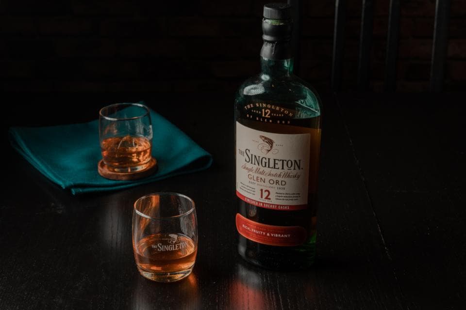 這張「酒」的照片是一瓶蘇格蘭威士忌和兩個裝滿酒的玻璃杯。