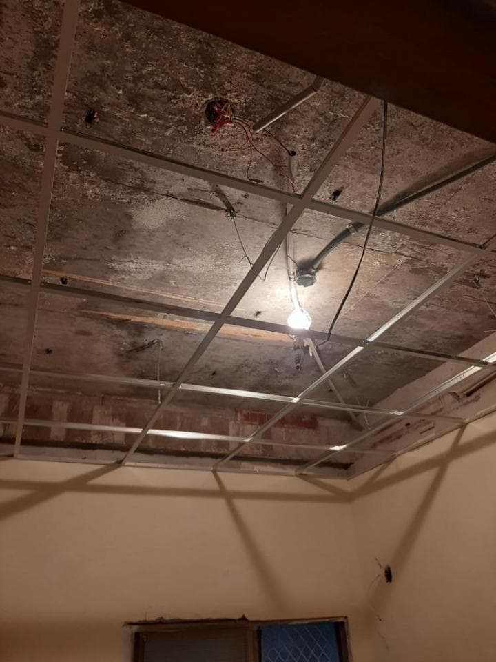 1) 照片顯示一個房間的天花板,天花板上的燈光很亮,但天花板上有許多裂痕