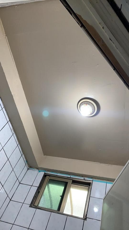 1) 照片顯示一個浴室的天花板,天花板上有個燈,還有一扇窗戶