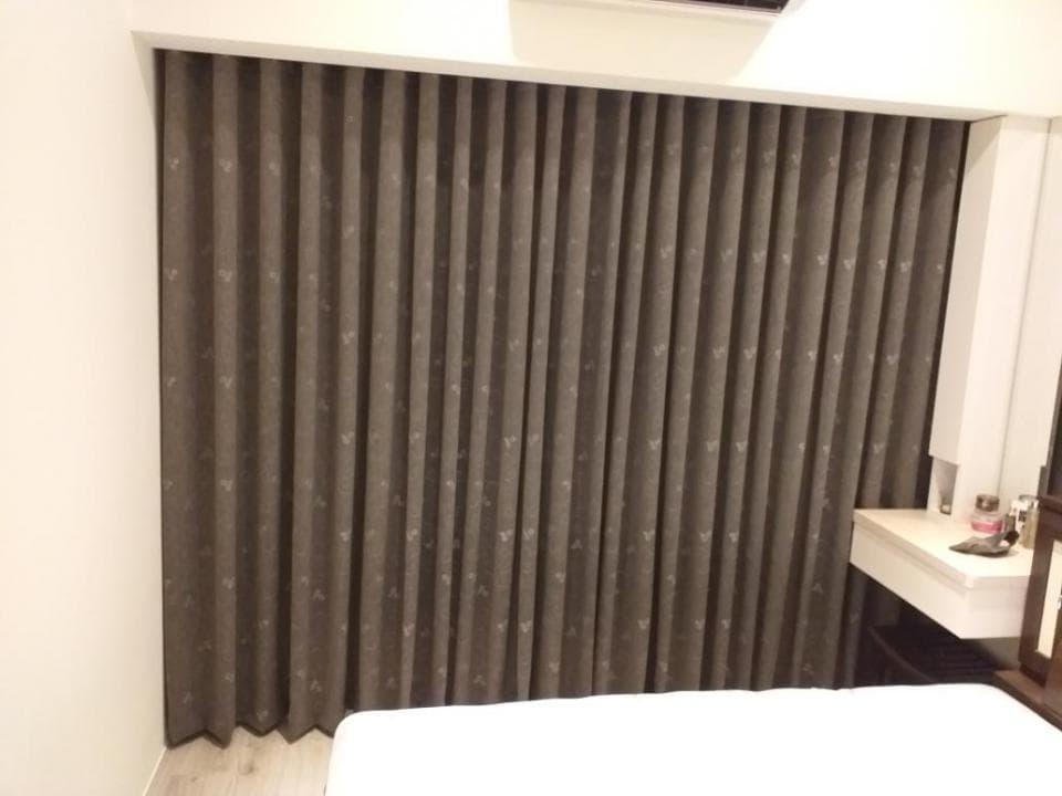 1) 照片顯示了一個房間裡有窗簾的窗戶