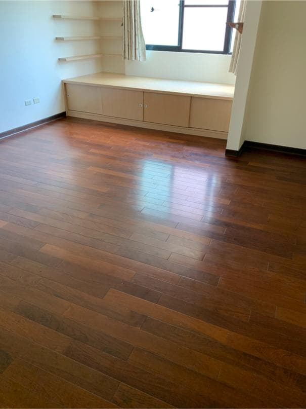 這張照片是一間房間的木質地板,地板看起來很乾淨且光亮,讓人感到舒適和放鬆。