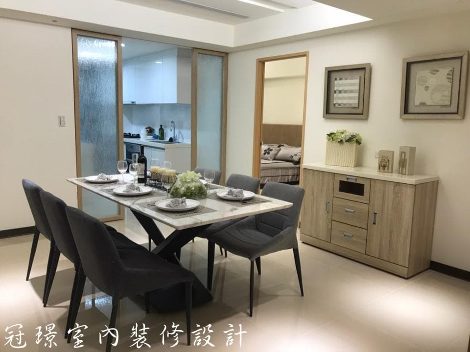 這張「客廳」的照片是,一個簡約時尚的客廳,有著一組木質餐桌椅,以及一個白色大理石櫃子。