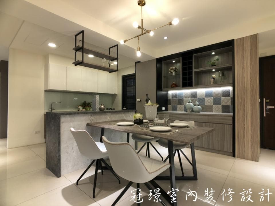 這張「現代風格廚房」的照片是一個開放式廚房,裡面有一個中島和一個餐桌,牆上有一個黑色鐵架和一個玻璃展示櫃。