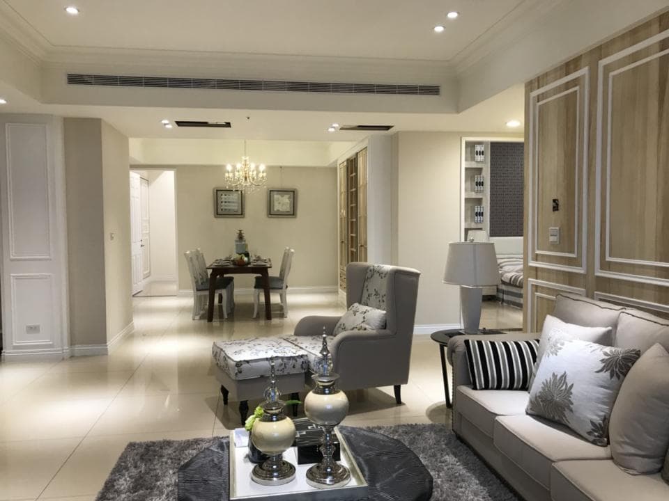 這張「現代化客廳」的照片是一間裝修精緻的客廳,空間寬敞,明亮,設計優雅,地板鋪設著淺色的磁磚,傢俱以淺色為主,搭配灰色的地毯,營造舒適放鬆的氛圍。牆壁上掛著幾幅畫,增加空間的藝術氣息。