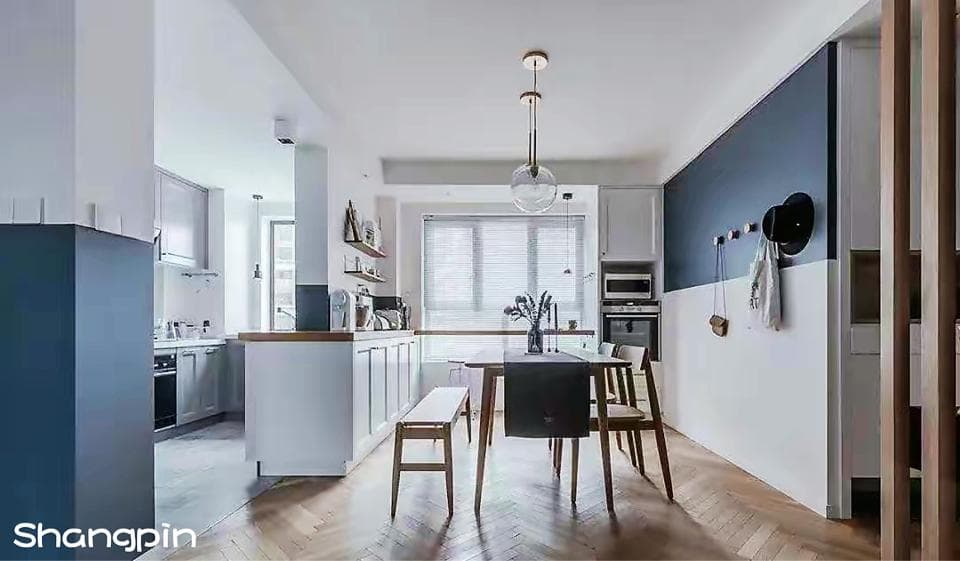 1) 照片中顯示一個男人站在梯子上,正在安裝天花板上的燈