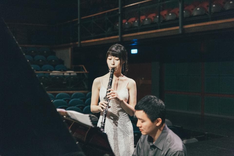 1) 照片描述: 兩個人在舞台上表演音樂