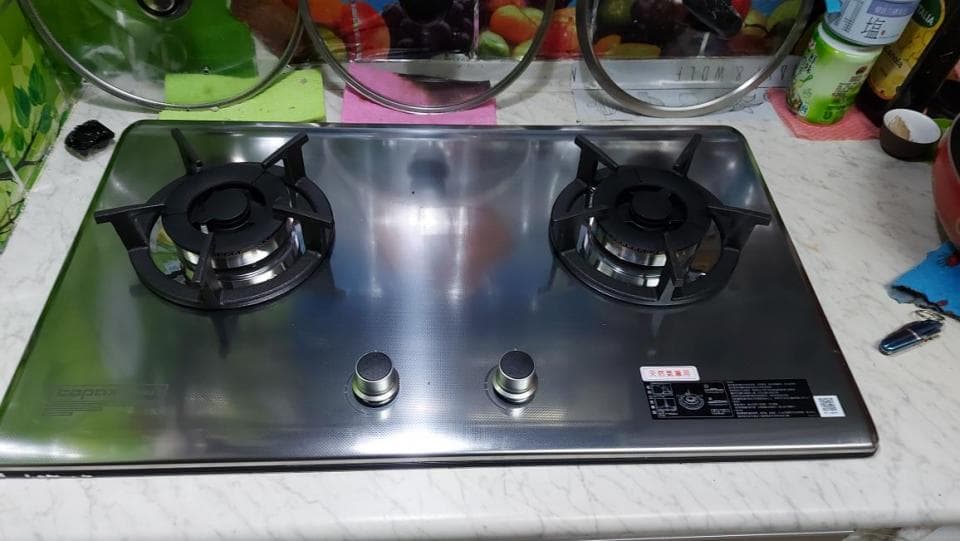 1) 照片顯示一個雙口瓦斯爐,上面有兩個黑色旋鈕