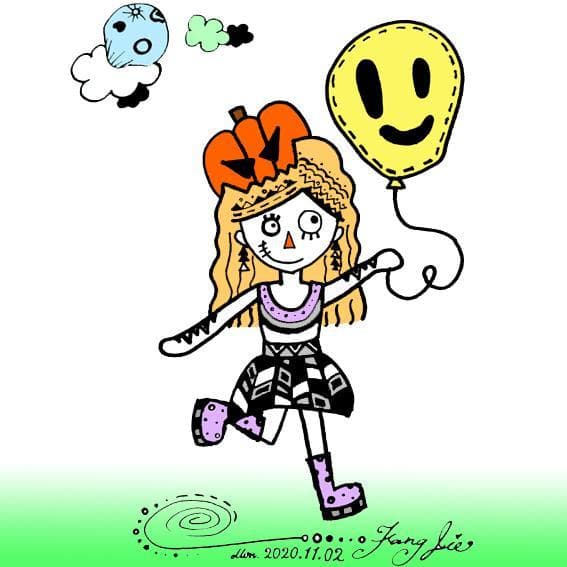 這張照片是一個戴著南瓜帽的女孩,她拿著一個笑臉氣球,正在開心地奔跑。