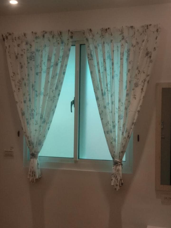 1) 照片顯示一扇窗戶,窗戶上裝有白色蕾絲窗簾