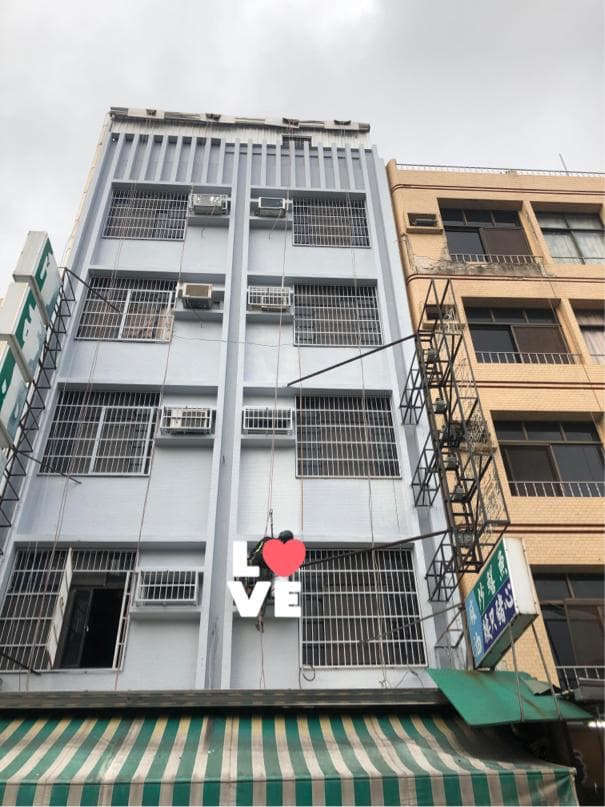 1) 照片顯示一棟建築物,上面有「LOVE」的招牌,建築物外觀看起來有點舊