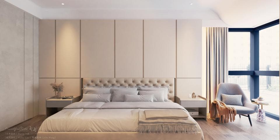 這張「臥室」的照片是一個現代化的臥室,房間以淺色為主,有一張大床、兩個床頭櫃、一個窗戶和一張椅子。