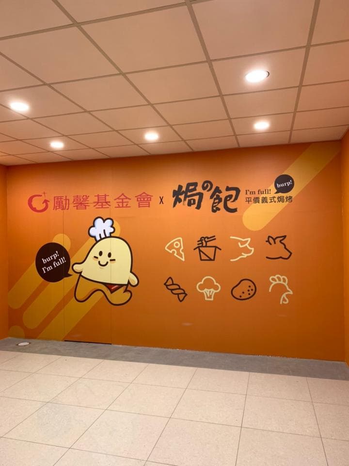 這張「餐廳牆壁」的照片是,牆壁上畫著一個卡通人物,旁邊有許多食物圖案,還有餐廳名稱和宣傳標語。