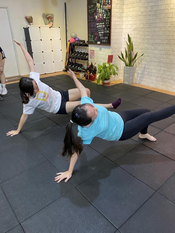 這張照片是關於普拉提。普拉提可以鍛鍊核心肌群,增強柔軟度,改善姿勢。想學習普拉提,可以到PRO360尋找適合的教練。