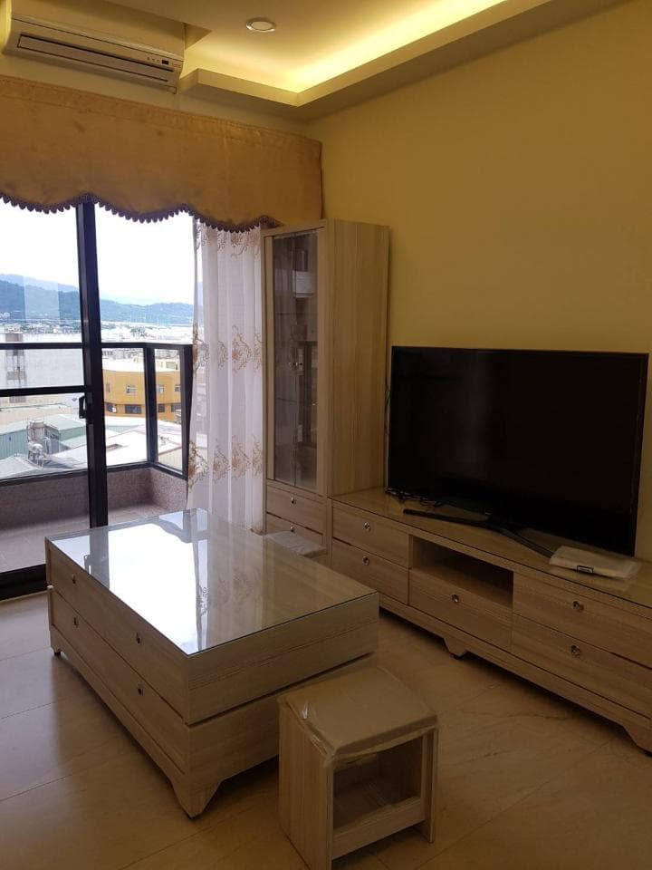 這張照片是客廳,最顯眼的是中間的茶几,上面放着透明玻璃,讓人感覺空間更寬敞。