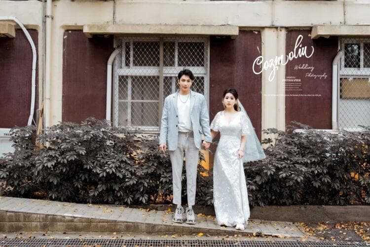 這張照片是一隻黑白相間的貓和一隻白貓。黑白相間的貓正在看著鏡頭,而白貓則在牠旁邊,兩隻貓看起來都很可愛。