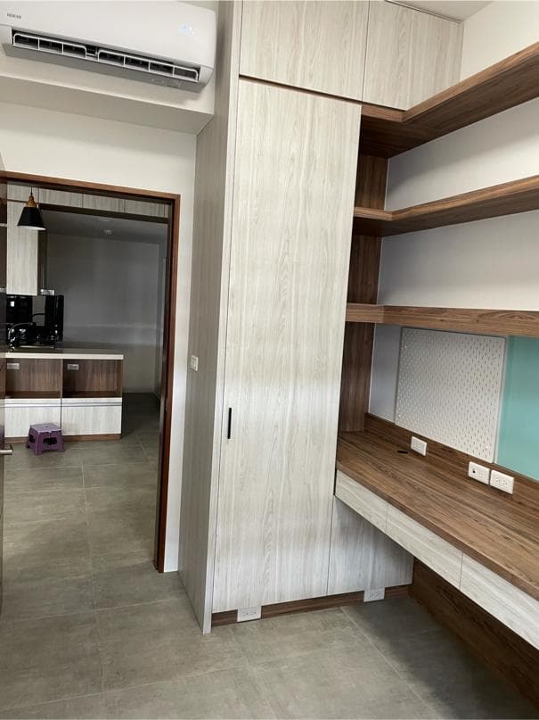 1) 照片顯示一個房間內的一個角落,角落裡有白色的櫃子和深色的木質書桌