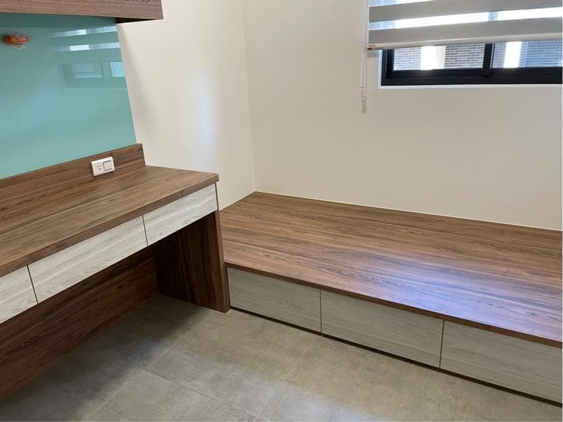 1) 照片顯示一個帶有木質桌面和白色抽屜的木質書桌