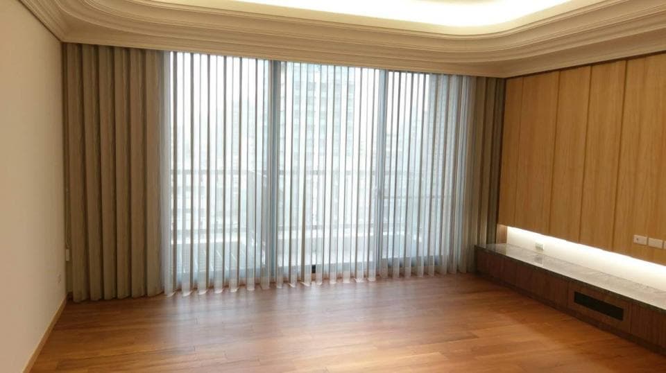 1) 照片顯示一間客廳,裡面有木頭地板、木頭牆壁和一個電視櫃