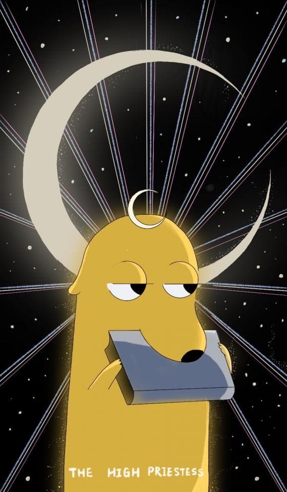 這張照片是一個黃色的卡通人物,頭上戴著一個半月形狀的頭飾,人物的嘴巴是閉著的,他正抱著一本灰色的書。