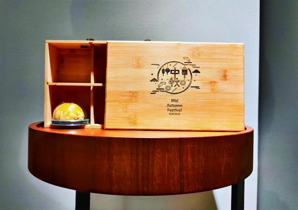 這張照片是一盒中秋節禮盒,盒子上印有「中秋節快樂」字樣。