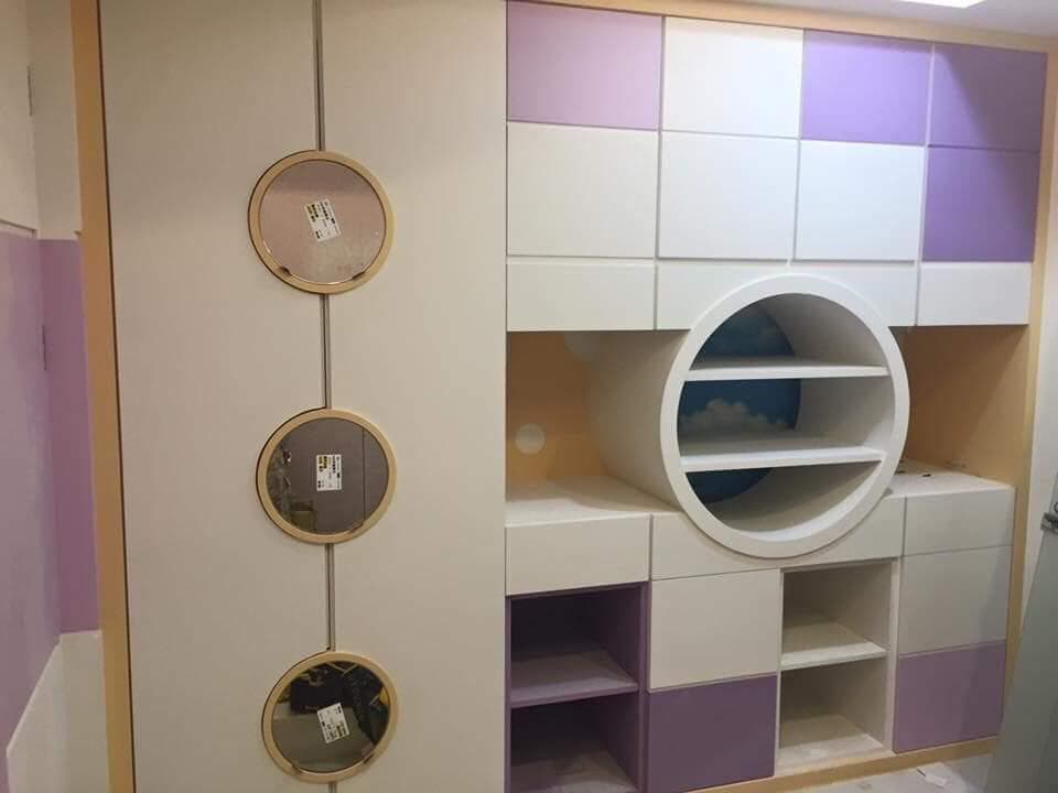 這張照片是一個圓形架子,它有三個層架,並在中間有圓形的鏡子,可以反射出天空和雲朵的影像。