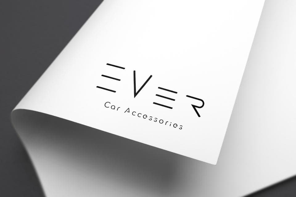 這張照片是一張白色卡片,上面印有「EVER」和「Car Accessories」字樣,設計簡潔,看起來像是商標。