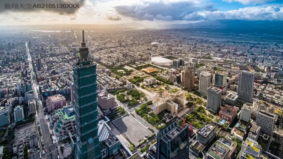 這張「臺北101」的照片是從高空俯瞰,可以看到臺北101大樓佇立在城市中央,周圍是繁華的都市景觀。