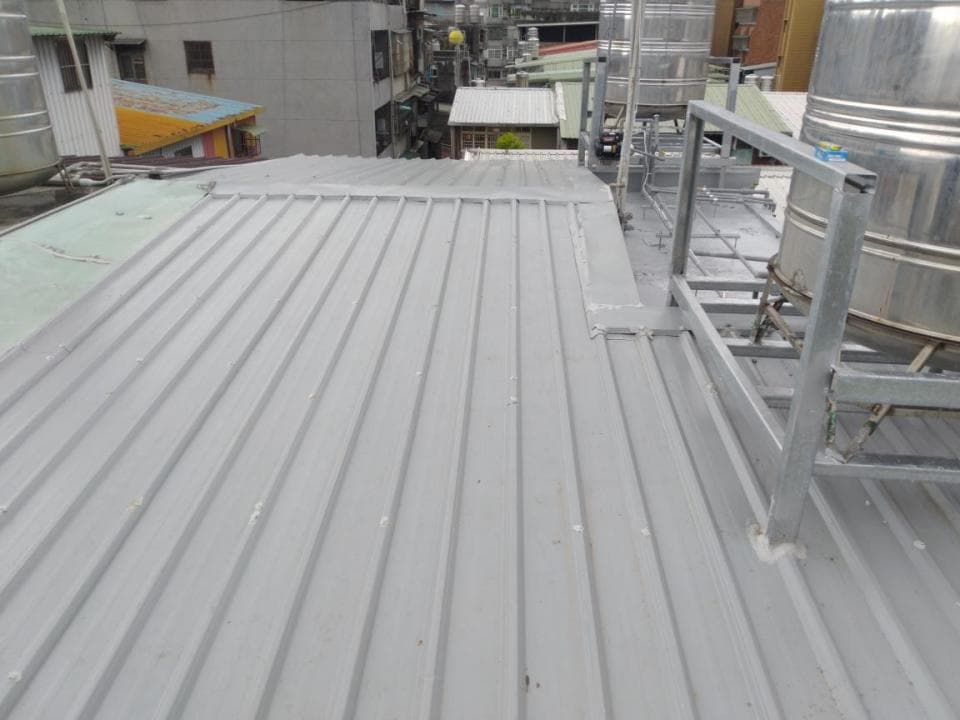 1) 照片顯示一個灰色金屬屋頂