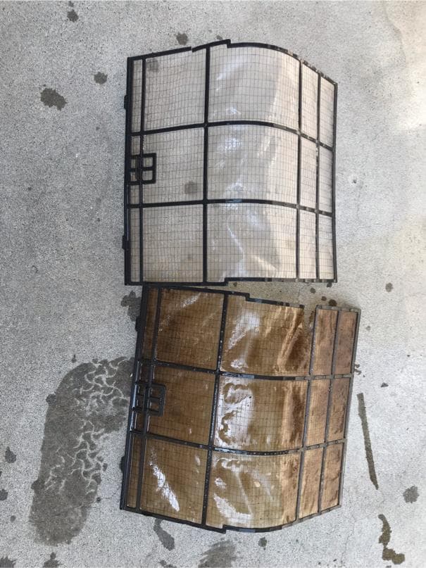 1) 照片顯示兩個空調濾網,一個是乾淨的,另一個是髒的
