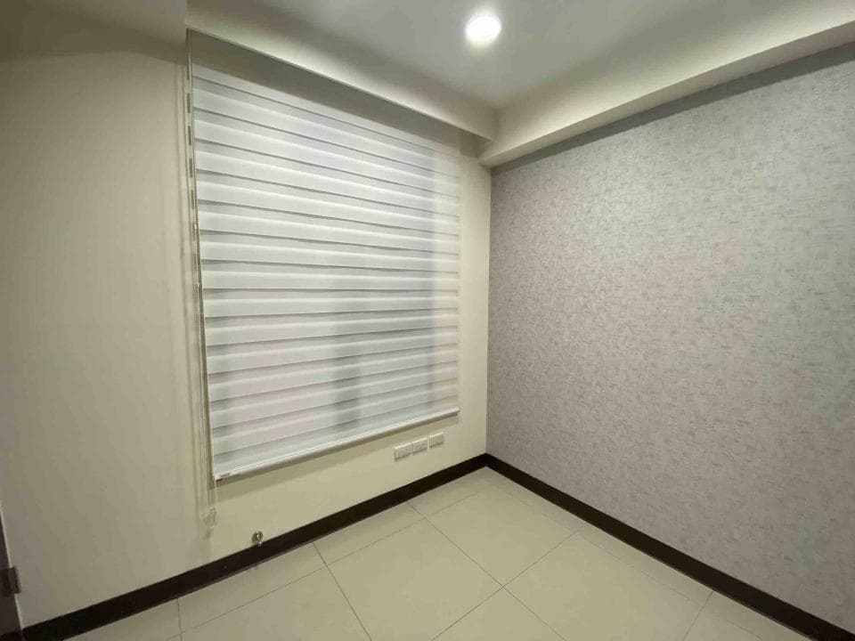 1) 照片顯示一個帶有百葉窗的房間角落