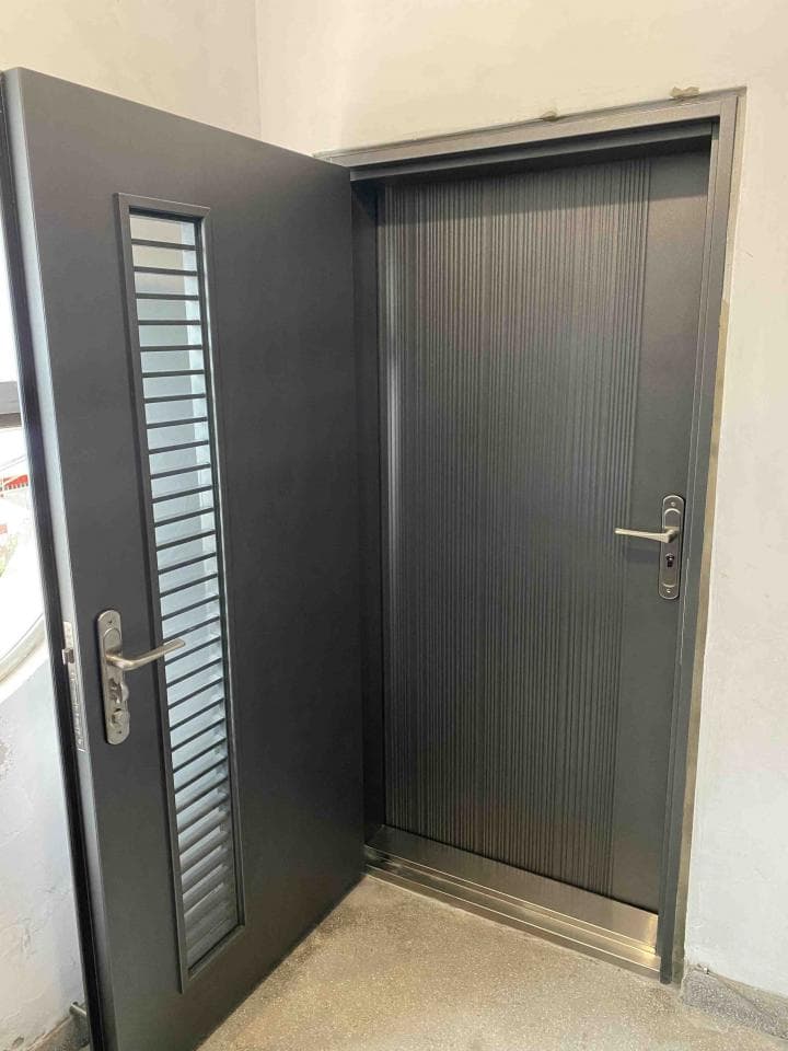 1) 照片顯示一個深色木紋的門