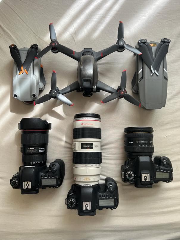 這張照片是三台相機和一台無人機,其中最重要的是中間那台相機,它配備了一支長焦鏡頭,可以拍攝遠距離的景物。