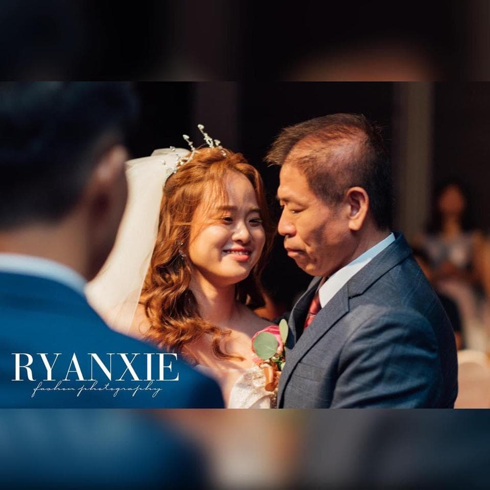 這張照片是一間現代化的廚房,其中最引人注目的地方是牆上的藍色玻璃,搭配白色櫥櫃和檯面,讓廚房空間顯得明亮而時尚。