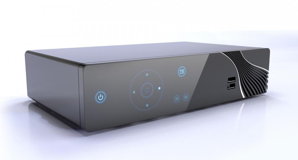 這張照片是一個黑色的機頂盒,上面有一個黑色的控制面板,上面有電源按鈕、方向按鈕和一些圖示。