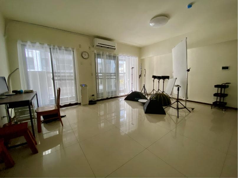 這張「攝影棚」的照片是展示一個專業的攝影空間,配備了多個燈光設備、反光板和背景板,適合拍攝各種物品和商品。