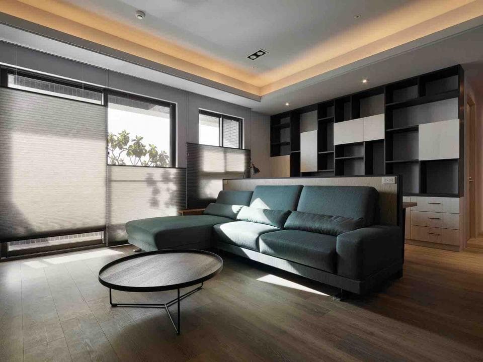 這張照片是一間現代化的客廳,沙發是這間客廳最重要的部分,它看起來很舒適,旁邊還有一個咖啡桌,可以放飲料和零食。