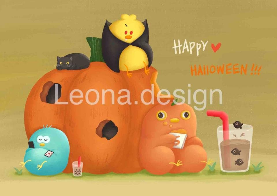 這張照片是一個南瓜,上面有四隻小動物和一個“HAPPY HALLOWEEN” 的標語。南瓜是橘色的,有兩個眼睛,嘴巴張開,好像在笑。