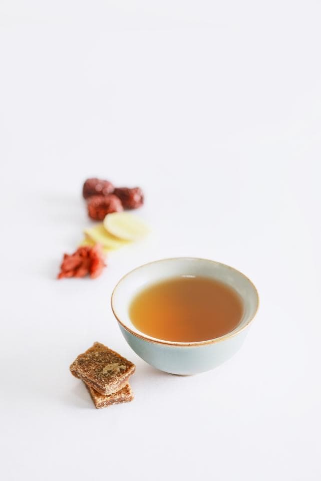 這張「茶」的照片是一杯茶,旁邊有一些薑片、紅棗和冰糖。