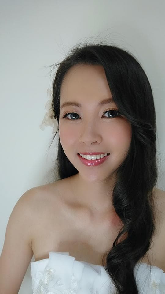 1) 照片顯示一個現代裝潢的客廳