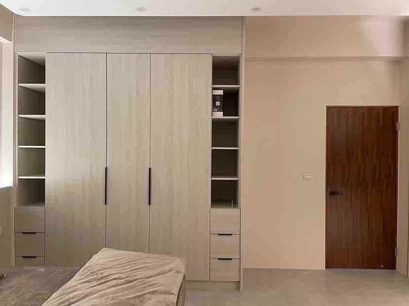 這張照片是臥室衣櫃和門,衣櫃是白色的,門是木質的。