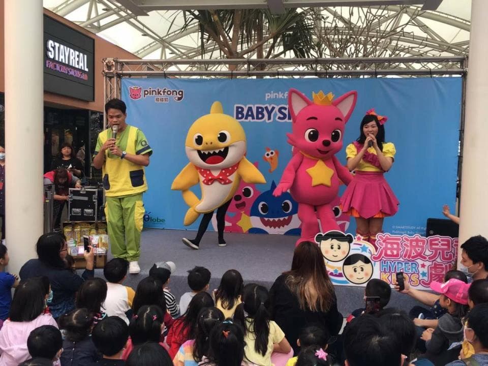 這張「粉紅豬小妹」的照片是一場親子活動,現場有許多小朋友和他們的父母,粉紅豬小妹和她的朋友們也來到現場跟大家互動,場面非常熱鬧。