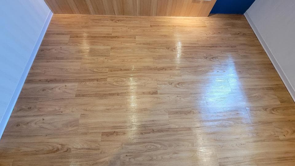 1) 照片顯示一個木地板的房間,光線充足,地板看起來很乾淨