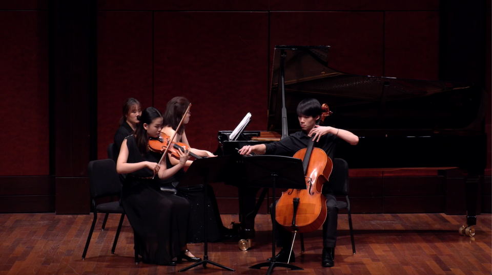 1) 照片顯示四位年輕音樂家在舞台上演奏音樂