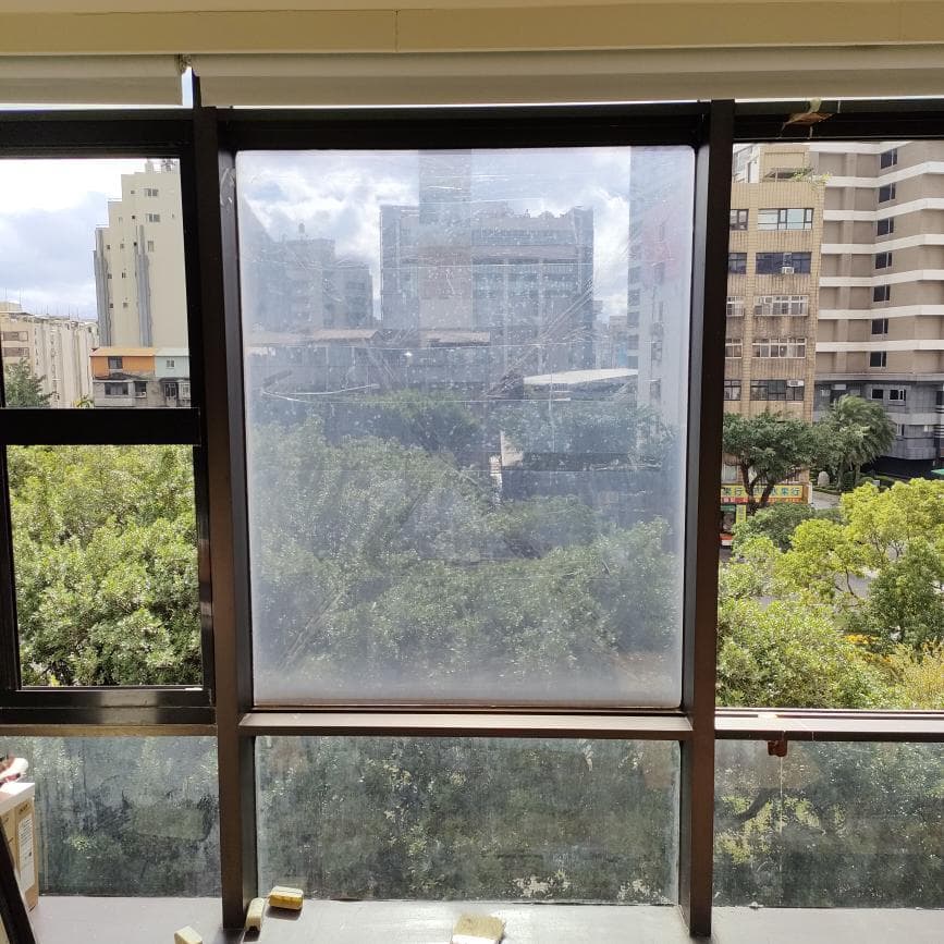 這是一張從室內拍攝的窗戶照片